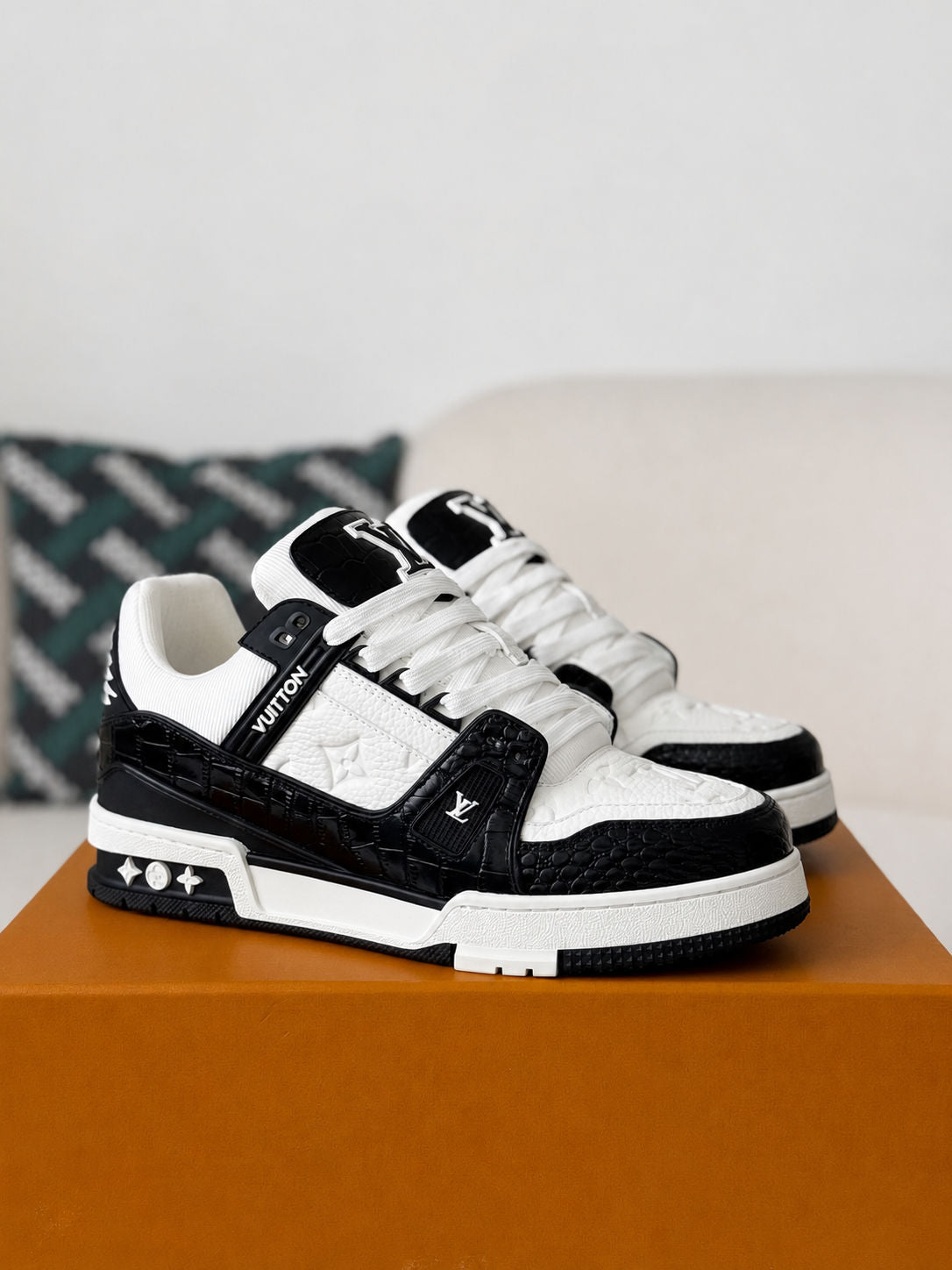 LV Trainer Black White